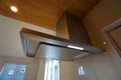 レンジフード。 調理により発生する油煙や臭いを吸い込み、屋外へ排気してくれます。