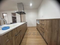 対面式カウンターキッチンでお子様の様子が見守れます。カウンタートップは耐熱性に優れており、日ごろのお掃除もふき取るだけでＯＫ。ステンレスシンクも簡単にお掃除できますよ。