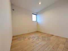 明るい洋室です。ナチュラル色のフローリングで開放的な優しい雰囲気になっています＾＾ベッドや机、ＴＶを置いてもゆとりのある広さです。