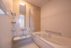 デザイン性に優れた浴槽でゆったりとしたバスタイムを演出。