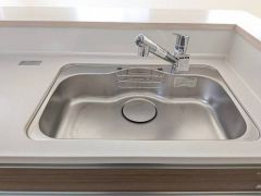 広々とした凸型シンクに洗剤ポケットを標準装備。大きなお鍋など洗いやすいです。洗剤や石鹸、スポンジもすっきりできる収納付き。