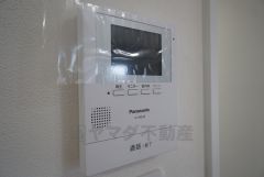 防犯性もばっちり、TVモニター付きインターフォン完備。大きなモニターで玄関先を確認できます。録画機能が付いているので不在時の訪問者も確認できて安心です^^
