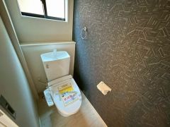 温水洗浄機付トイレです。節水機能もあるので、安心して使えますね。もちろん、1階2階の2ヶ所にトイレがあるので、忙しい朝にもゆとりができますね。