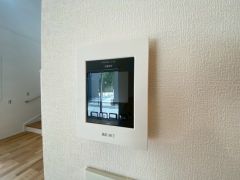 ドアを開けずに来訪者を確認できるモニター付インターフォン。防犯はもちろん、セールスマン対策にもなりますね＾＾