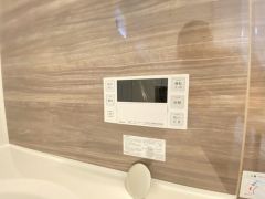 湯量・湯温の設定、そして保温までワンタッチのフルオートバス。便利な追い炊き機能付きです。