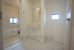 三面鏡つき洗面台。収納も一体型になっているので、ドライヤーやヘアアイロンの置き場に困りませんね。