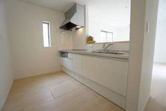 冷蔵庫、カップボードも余裕で置ける広さを確保しています。キッチンとダイニングの動線が近く、持ち運びに便利です。