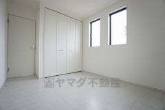 同仕様写真。全居室に収納完備。下段を引き出し収納にするなど、空いたスペースを有効活用すれば収納力がグッと高まります。常に整理整頓されたお部屋は気持ちがいいです＾＾