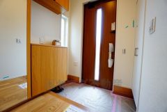 同仕様写真。たっぷり収納できるシューズボックスです。家族全員の靴がきれいに整頓できます。棚の上にお花や写真を飾っても良いですね。