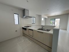 対面式カウンターキッチンでお子様の様子が見守れます。カウンタートップは耐熱性に優れており、日ごろのお掃除もふき取るだけでＯＫ。ステンレスシンクも簡単にお掃除できますよ。