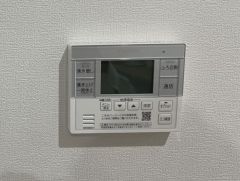 給湯器リモコンはキッチン横からボタンひとつで操作が楽々。通話ボタン付きでお子様とも会話ができて安心です。