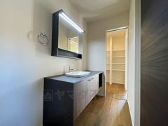 三面鏡つき洗面台。収納も一体型になっているので、ドライヤーやヘアアイロンの置き場に困りませんね。