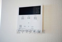 キッチン横からお湯張り、追い炊き、足し湯がボタン一つで楽々操作できる給湯機リモコンです＾＾忙しい夕飯の準備の時間帯に重宝しますね。