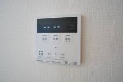 キッチン横からお湯張り、追い炊き、足し湯がボタン一つで楽々操作できる給湯機リモコンです＾＾忙しい夕飯の準備の時間帯に重宝しますね。