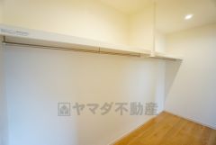 同仕様写真。ハンガーパイプ付で散らかりがちな洋服類もきれいに整理できます。使用頻度が少ないものは枕棚の上に、足元には3段ボックスを置いて、フル活用できるクローゼットです＾＾