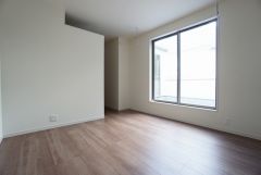 同仕様写真。住む人のこだわりを活かす洋室＾＾日当たりがよく、寝室としての利用もおすすめ。広めのクローゼットもあり荷物もすっきり片付けれ、ゆとりのある暮らしが出来ます＾＾