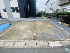 カースペースは停めやすい並列駐車3台付き。 前面道路は広々6ｍ以上と広く、駐車がスムーズにできます＾＾