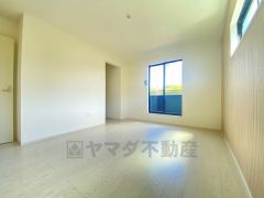 バルコニーに面した温もり溢れる明るいお部屋。WICもあり荷物もすっきり片付けられ、ゆとりのある暮らしが出来ます＾＾