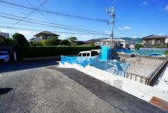 前面道路は交通量が少なく小さなお子様がいるご家庭も安心です＾＾ 大型車両の通行も少なく静かで快適な生活を送れます＾＾