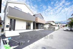 前面道路は公道南側約4.9、北側約6ｍ。大型車の通行が少なく、騒音や振動が静かで快適な生活を送れます。