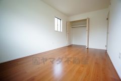 同仕様写真。住む人のこだわりを活かす洋室＾＾日当たりがよく、寝室としての利用もおすすめ。広めのクローゼットもあり荷物もすっきり片付けれ、ゆとりのある暮らしが出来ます＾＾