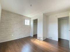 収納力豊富なウォークインクローゼット付き。洋服や小物などを1箇所にまとめて美しい収納を実現します。