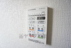 浴室暖房乾燥機には、暖房、乾燥、涼風、換気の4つの機能が付いています。タイマー付きです。