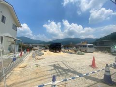 設備仕様も充実した新築戸建です。 快適でゆとりのある生活空間で新生活を始めましょう^^ 一戸建ての多いエリア。落ち着いた雰囲気で快適な生活を送れます。