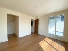 大きな窓からは快適な光が差し込みます＾＾室内はいつも明るい印象なので、毎日気持ちの良い朝を迎えられます。