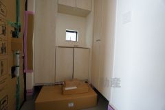 たっぷり収納できるシューズボックスです。家族全員の靴がきれいに整頓できます。棚の上にお花や写真を飾っても良いですね。