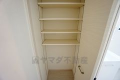 同仕様写真。パントリー完備。食器やキッチン用品、食料品の保存に便利です＾＾