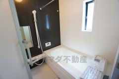1坪サイズの浴室は、足をのばしてリラックスできます。浴室乾燥機付きなので、雨の日も気にせず洗濯物が干せます。