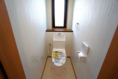 温水洗浄機付トイレです。節水機能もあるので、安心して使えますね。もちろん、1階2階の2ヶ所にトイレがあるので、忙しい朝にもゆとりができますね。