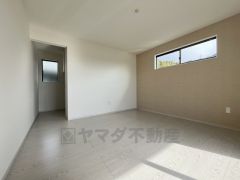 ウォークインクローゼット付きの洋室。スペースも広く、毎日のコーディネートが楽しくなります＾＾