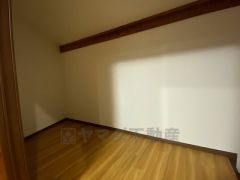 収納力豊富なウォークインクローゼット付き。洋服や小物などを1箇所にまとめて美しい収納を実現します。