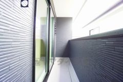 南側に面したバルコニーは日当たり良好です。お洗濯物も気持ちよく干せそうです。