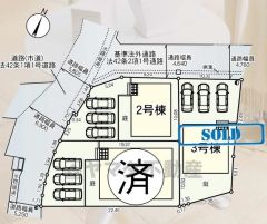 2号棟。角地で陽当り・風通し良好です。カースペースは停めやすい並列駐車3台付き。お庭付き。