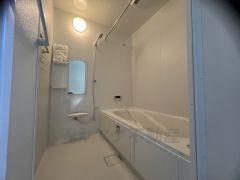 1日の疲れを癒すくつろぎのバスルーム。足を伸ばしてもゆったりと入れるサイズです。お子様と一緒にお風呂に入っても狭くないですね^^