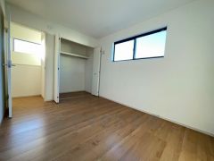 全居室にはたっぷり収納できる大型クローゼットを設置しています。窓には断熱性・保温性にすぐれ、省エネ効果のあるペアガラスを採用。冬には結露を防止します。