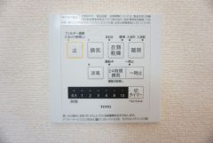 同仕様写真。雨の日の洗濯も安心できる浴室暖房乾燥機付き浴室。リモコンで操作もボタン1つで簡単。 浴室暖房乾燥機には、暖房、乾燥、涼風、換気の4つの機能が付いています。タイマー付きです。