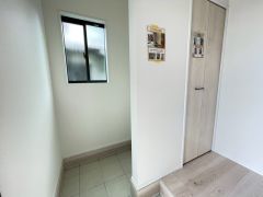 シューズインクロークも完備されており、玄関収納も問題ありません。