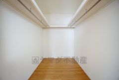 同仕様写真。収納力豊富なウォークインクローゼット付き。洋服や小物などを1箇所にまとめて美しい収納を実現します。