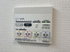 雨の日の洗濯も安心できる浴室暖房乾燥機付き浴室。リモコンで操作もボタン1つで簡単。 浴室暖房乾燥機には、暖房、乾燥、涼風、換気の4つの機能が付いています。タイマー付きです。