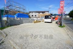 カースペース3台分。ご夫婦で1台ずつと友人や急な来客があっても安心です＾＾穂波東IC入口（八木山バイパス）まで車で約9分。遠出のお出かけに便利＾＾