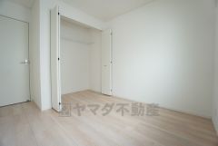 同仕様写真。木目調のシンプルデザインで落ち着きと安らぎの空間に仕上げています。各部屋に収納が完備されているので、お荷物が多くなっても安心の設計です。