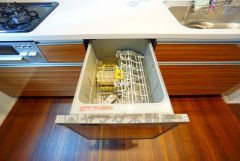 家事の時間が短縮できる食器洗浄乾燥機付。後片付けもラクラクです。 食器を洗う手間が減るので家族とのコミュニケーションの時間や自分の時間が増えますね。