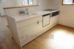 同仕様写真。対面式カウンターキッチンでお子様の様子が見守れます。カウンタートップは耐熱性に優れており、日ごろのお掃除もふき取るだけでＯＫ。ステンレスシンクも簡単にお掃除できますよ。