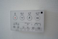 温水、暖房、ウォシュレット付の高機能トイレです。