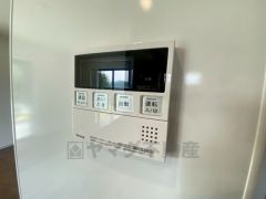 キッチン横からお湯張り、追い炊き、足し湯がボタン一つで楽々操作できる給湯機リモコンです＾＾忙しい夕飯の準備の時間帯に重宝しますね。