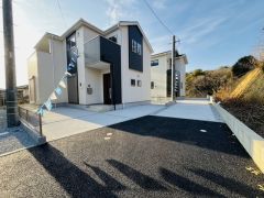 前面道路は広々約7ｍ。全棟カースペースは2台駐車できます＾＾ご夫婦で1台ずつ所有出来ます＾＾西鉄バス一 番田停まで徒歩4分＾＾